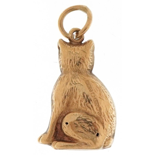 3138 - 9ct gold charm in the form of a seated cat, 1.9cm high, 0.8g