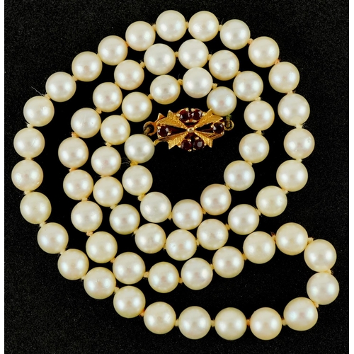 3335 - Cultured pearl necklace with 9ct gold garnet clasp, 44cm in length, 23.6g