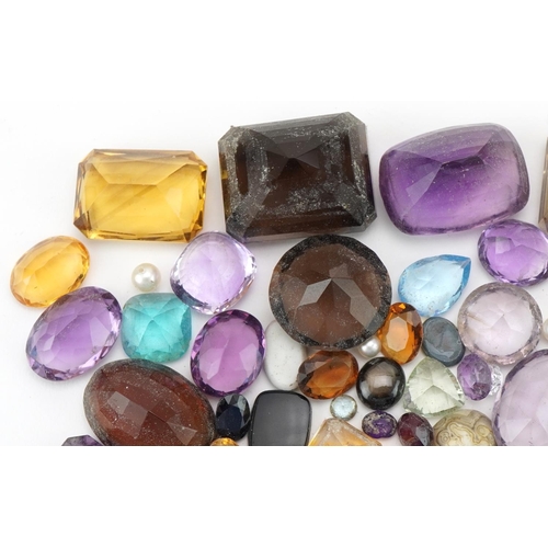 3547 - Large collection of loose semi precious stones including amethyst, quartz, citrine and blue topaz, t... 