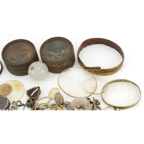 3555 - Antique and later jewellery parts including polished stone beads, clasps, crystals and chains