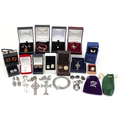 3574 - Vintage and later jewellery, some silver, including amber pendant and earrings, Siam silver pendant ... 