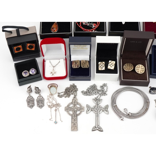 3574 - Vintage and later jewellery, some silver, including amber pendant and earrings, Siam silver pendant ... 