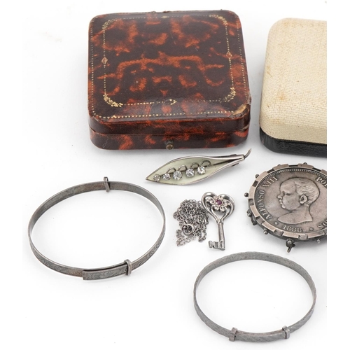 3557 - Antique and later silver jewellery, objects and a Spanish 1888 five peseta coin including an open fa... 