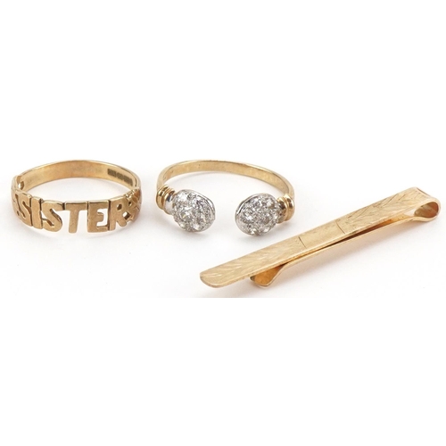 3246 - 9ct gold jewellery comprising sister ring, clear stone ring and a tie clip, the largest 4cm in lengt... 