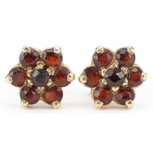 3131 - Pair of 9ct gold garnet flower head stud earrings, 9mm in diameter, total 1.3g