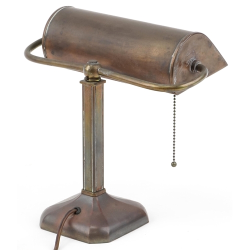 2165 - Vintage brass banker's lamp, 27cm high