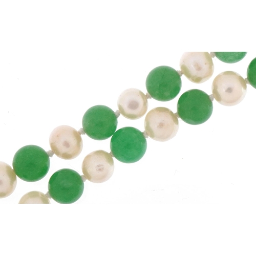 3255 - Chinese green jade and freshwater pearl necklace, 120cm in length, 103.5g