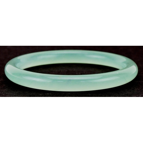 3191 - Chinese green jade bangle, 8cm in diameter, 31.0g