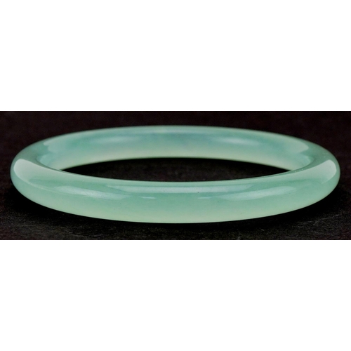 3191 - Chinese green jade bangle, 8cm in diameter, 31.0g