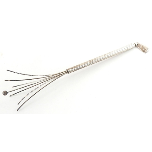 1270 - Novelty silver cocktail stirrer in the form of a golf club, 12cm in length, 6.0g