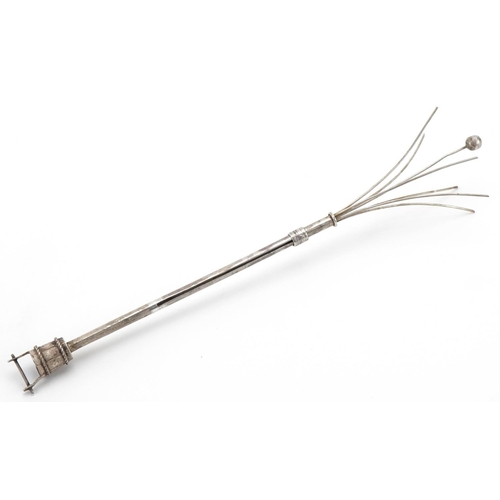 1275 - Serling silver cocktail stirrer with bucket design handle, 11cm in length, 6.5g