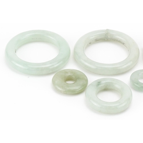 3344 - Six green jade rings, the largest 3cm in diameter, total 21.7g