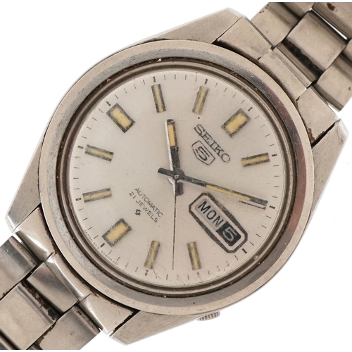 3298 - Seiko, gentlemen's Seiko 5 automatic wristwatch having silvered dial with day/date aperture, the cas... 