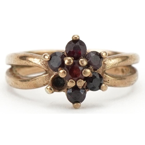 3339 - 9ct gold garnet flower head ring, size K, 3.0g