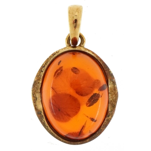 3280 - 9ct gold natural amber pendant, 2.5cm high, 2.2g