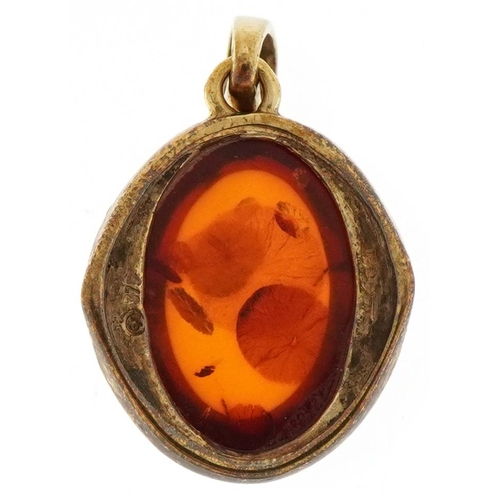 3280 - 9ct gold natural amber pendant, 2.5cm high, 2.2g