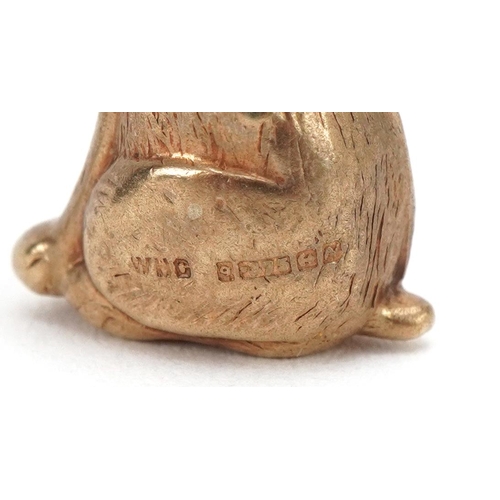 3225 - 9ct gold charm in the form of a seated dog, 2.6cm high, 1.5g