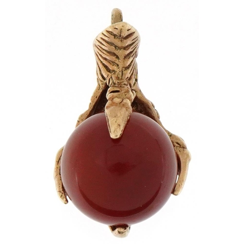 3092 - 9ct gold agate charm in the form of a dragon claw and ball, 2.4cm high, 5.3g