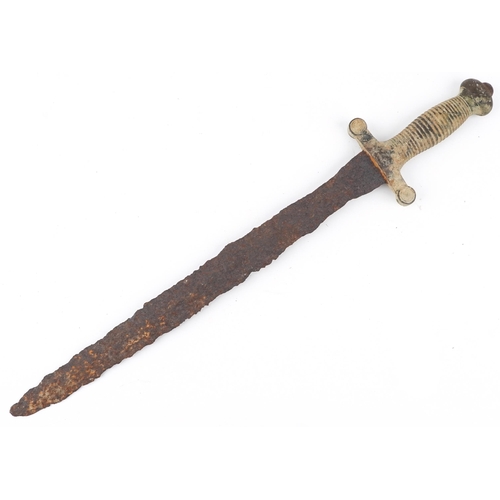 2741 - Russian military interest 1850 pattern short sword impressed 736 to the handle, 60cm in length