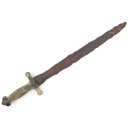 2741 - Russian military interest 1850 pattern short sword impressed 736 to the handle, 60cm in length