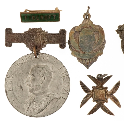 2556 - Two commemorative medallions and four silver jewels including The King's Medal