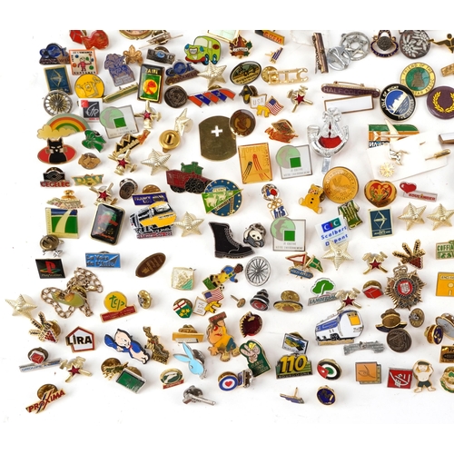 1214 - Large collection of vintage and later badges, mostly enamelled including Butlin's