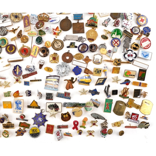 1214 - Large collection of vintage and later badges, mostly enamelled including Butlin's