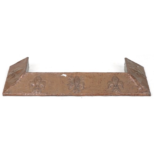 644 - Late 19th century Arts & Crafts copper fender with Fleur de Lys embossed decoration, 10cm H x 87cm W... 