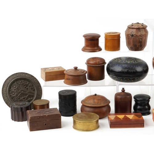 1131 - Small collection of mainly circular turned wooden boxes