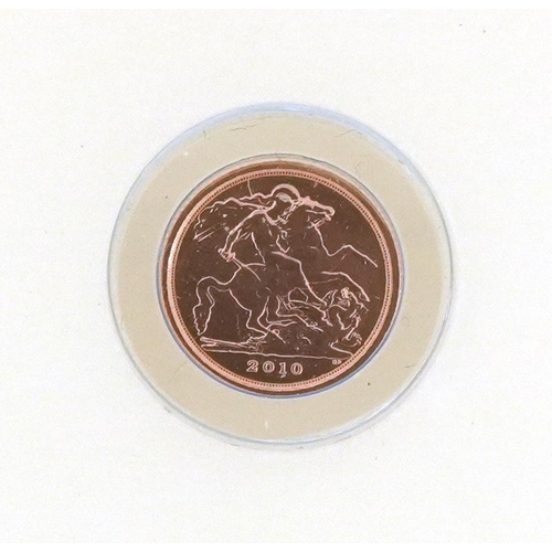 3620 - 2010 gold quarter sovereign with box by The Royal Mint, 1.99g