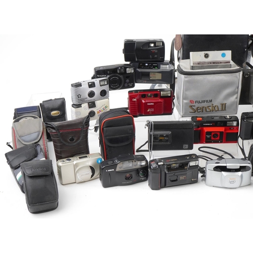 1486 - Collection of vintage cameras including Kodak, Minolta, Canon and Yashica