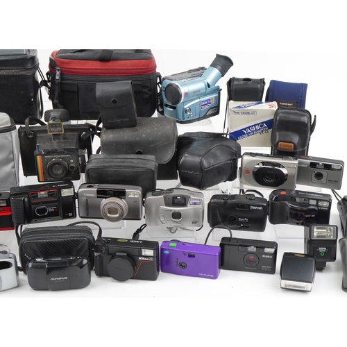 1486 - Collection of vintage cameras including Kodak, Minolta, Canon and Yashica