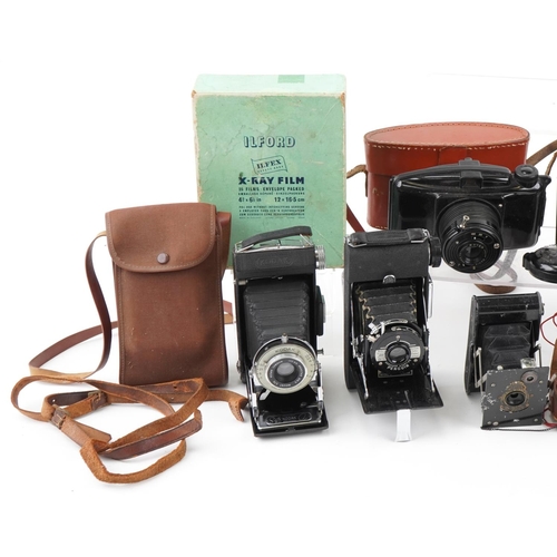 1485 - Vintage cameras including Kodak Instamatic M2, Kodak and Photax