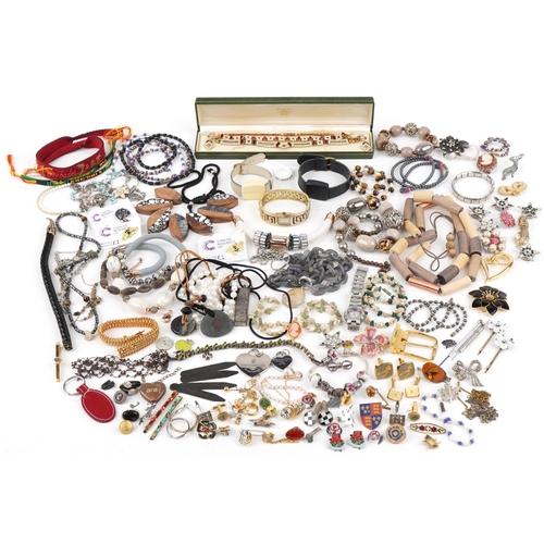 3377 - Small collection of mixed costume jewellery including earrings, bracelets and necklaces