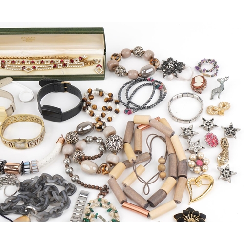 3377 - Small collection of mixed costume jewellery including earrings, bracelets and necklaces