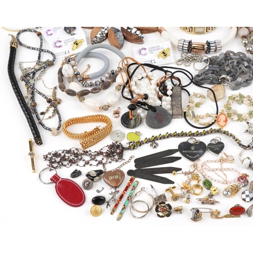 3377 - Small collection of mixed costume jewellery including earrings, bracelets and necklaces