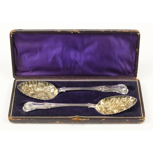 1231 - Pair of Victorian silver plated berry spoons housed in a velvet and silk lined box, each 22cm in len... 