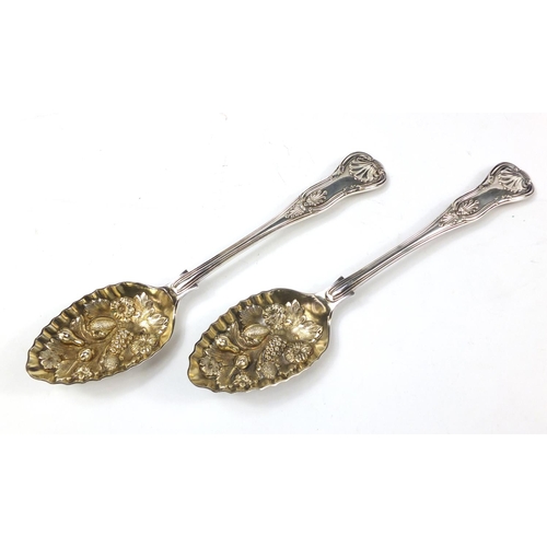 1231 - Pair of Victorian silver plated berry spoons housed in a velvet and silk lined box, each 22cm in len... 