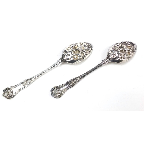 1231 - Pair of Victorian silver plated berry spoons housed in a velvet and silk lined box, each 22cm in len... 