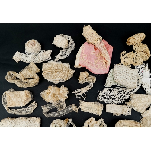 1462 - Small collection of late 19th/early 20th century whitework and lace