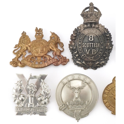 2563 - Nine military interest cap badges including The King's Liverpool Regiment, 1st Argyll Highland Rifle... 