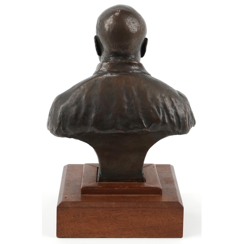 2632 - Military interest cold cast bronze head and shoulders bust of Winston Churchill raised on a wooden p... 