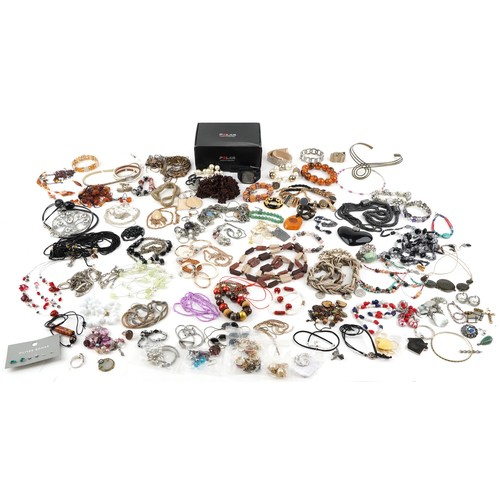 3396 - Mixed group of costume jewellery including bracelets and necklaces