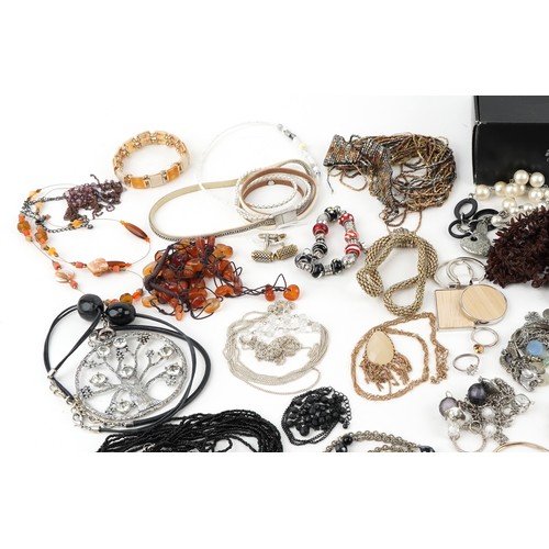 3396 - Mixed group of costume jewellery including bracelets and necklaces