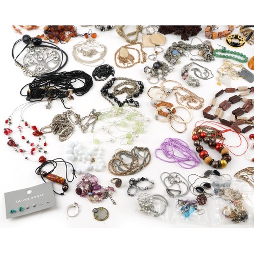 3396 - Mixed group of costume jewellery including bracelets and necklaces