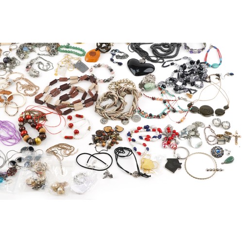 3396 - Mixed group of costume jewellery including bracelets and necklaces