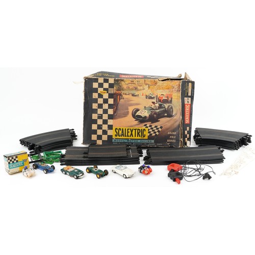 2032 - Vintage Scalextric Grand Prix Series model motor racing set with five vehicles