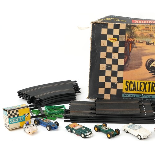 2032 - Vintage Scalextric Grand Prix Series model motor racing set with five vehicles