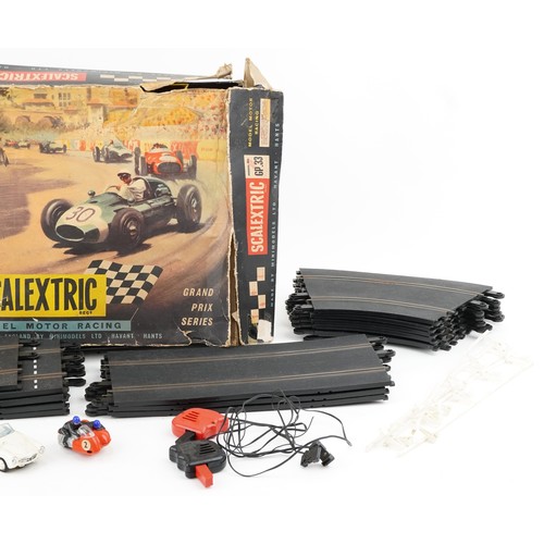 2032 - Vintage Scalextric Grand Prix Series model motor racing set with five vehicles