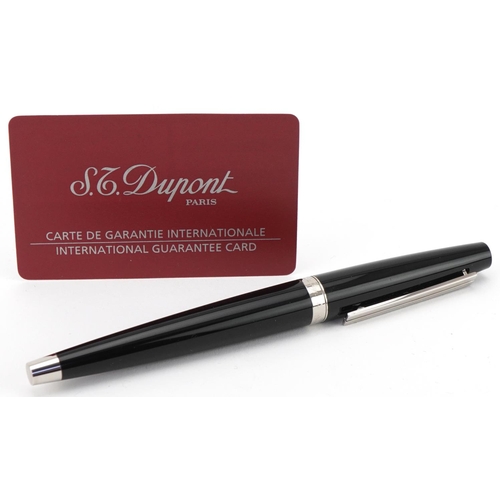 177 - S T Dupont fountain pen with 18ct white gold nib